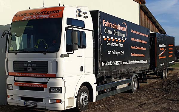 MAN-Lkw mit Anhänger des Fahrschulteams