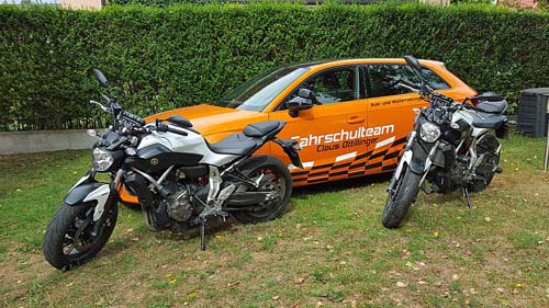 Ausbildungsmotorräder Yamaha MT 07 vor dem Fahrschulauto