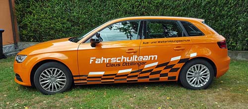 Oranger Audi Sportback des Fahrschulteams