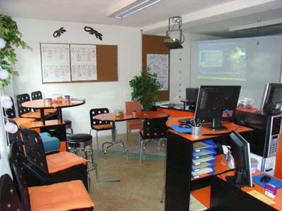 Unterrichtsraum mit Beamer und Schreibtisch